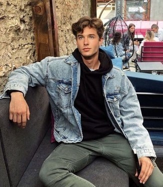 Comment porter un pantalon cargo olive au printemps