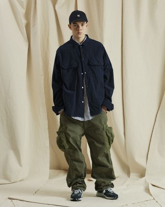 Comment porter un pantalon cargo olive à l'adolescence