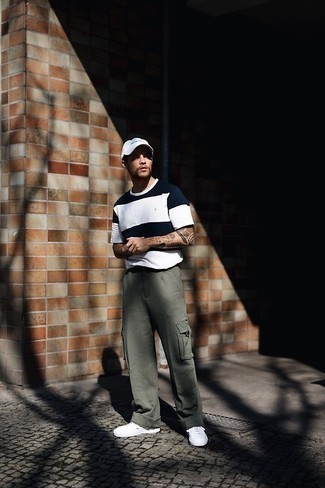 Comment porter un pantalon cargo olive en été
