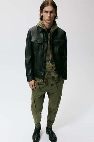 Comment porter un pantalon cargo olive à l'adolescence