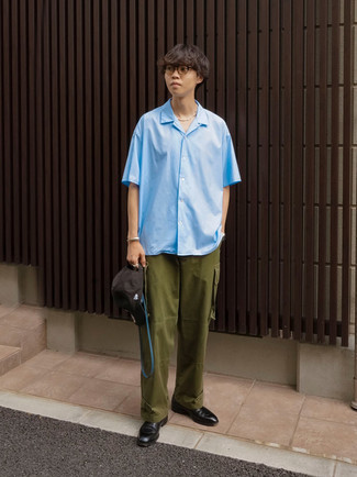 Comment porter un pantalon cargo olive à l'adolescence