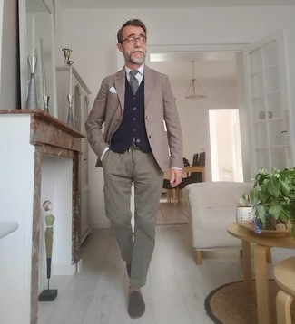 Comment porter un pantalon cargo olive après 50 ans