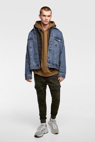 Comment porter un pantalon cargo olive à l'adolescence