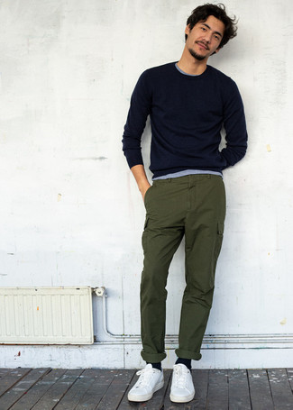 Comment porter un pantalon cargo olive au printemps
