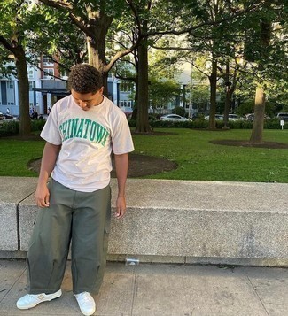 Comment porter un pantalon cargo olive à l'adolescence