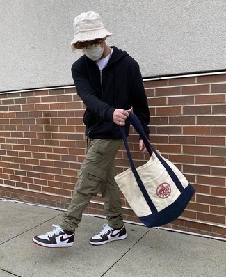 Comment porter un pantalon cargo olive