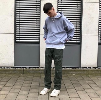 Comment porter un pantalon cargo olive au printemps à l'adolescence