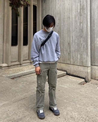 Comment porter un pantalon cargo olive à l'adolescence