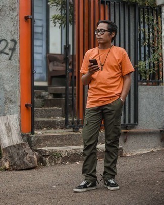 Comment porter un pantalon cargo olive