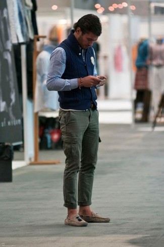 Comment porter un pantalon cargo olive en été