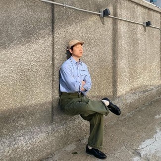 Comment porter un pantalon cargo olive en été
