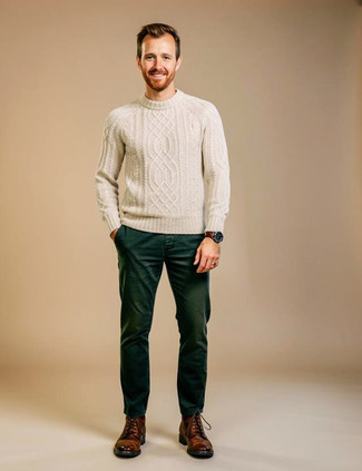 Un pull torsadé à porter avec un pantalon chino olive