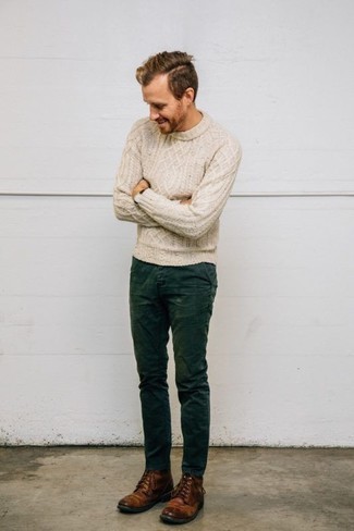 Un pull torsadé à porter avec un pantalon chino olive