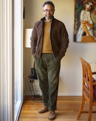 Un pull torsadé à porter avec un pantalon chino olive