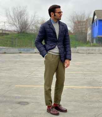 Un pull torsadé à porter avec un pantalon chino olive