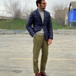 Un pull torsadé à porter avec un pantalon chino olive