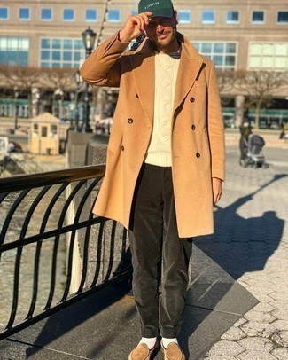 Un pull torsadé à porter avec un pantalon chino olive