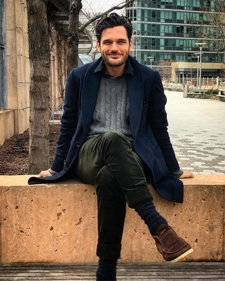 Un pull torsadé à porter avec un pantalon chino olive
