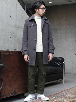Un pull torsadé à porter avec un pantalon chino olive