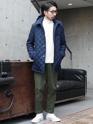 Un pull torsadé à porter avec un pantalon chino olive
