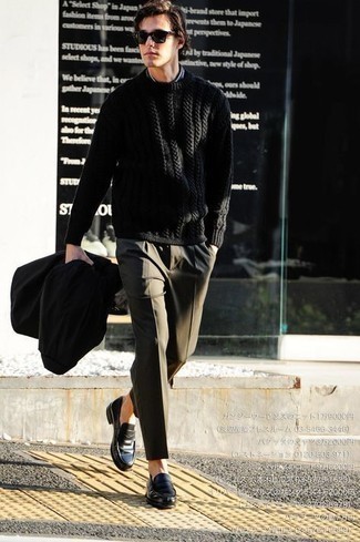 Un pull torsadé à porter avec un pantalon chino olive