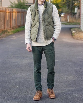 Un pull torsadé à porter avec un pantalon chino olive