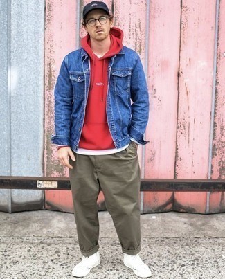 Des baskets montantes à porter avec un pantalon chino olive
