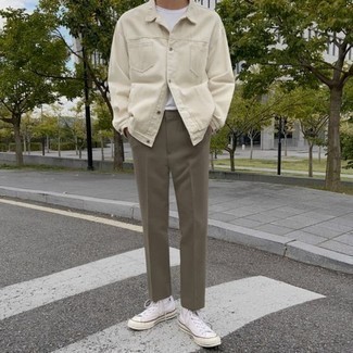 Des baskets montantes à porter avec un pantalon chino olive