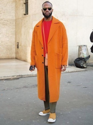 Des baskets montantes à porter avec un pantalon chino olive