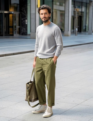 Des baskets montantes à porter avec un pantalon chino olive