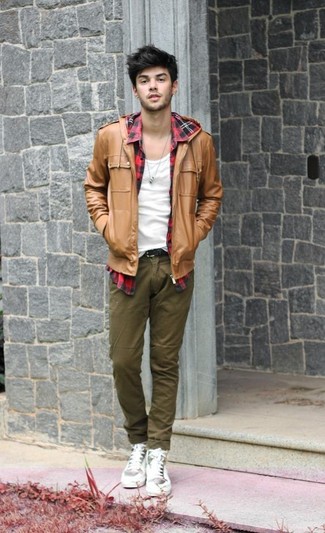 Des baskets montantes à porter avec un pantalon chino olive