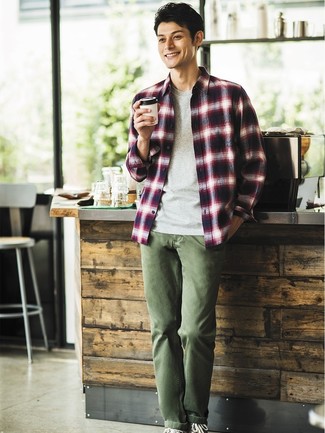 Des baskets montantes à porter avec un pantalon chino olive