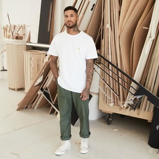 Des baskets montantes à porter avec un pantalon chino olive