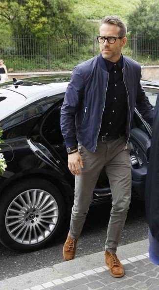 Des baskets montantes à porter avec un pantalon chino olive