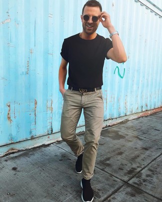 Des baskets montantes à porter avec un pantalon chino olive