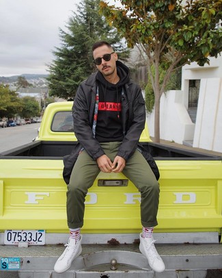 Des baskets montantes à porter avec un pantalon chino olive