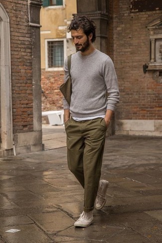 Des baskets montantes à porter avec un pantalon chino olive