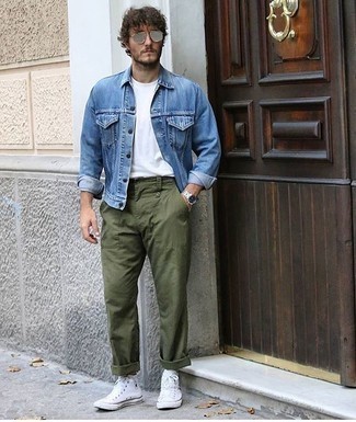 Des baskets montantes à porter avec un pantalon chino olive