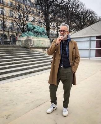 Des baskets montantes à porter avec un pantalon chino olive