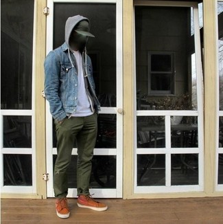 Des baskets montantes à porter avec un pantalon chino olive