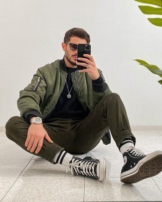 Des baskets montantes à porter avec un pantalon chino olive