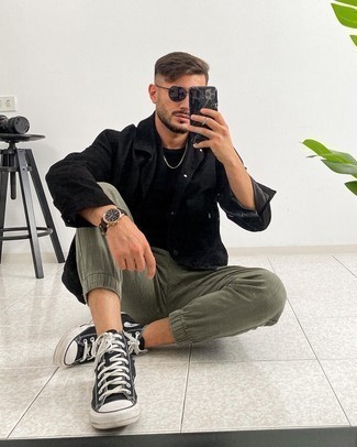 Des baskets montantes à porter avec un pantalon chino olive