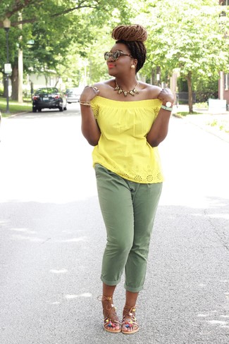 Comment porter un pantalon chino olive