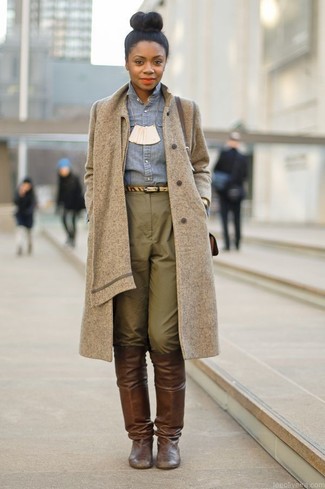 Comment porter un pantalon chino olive