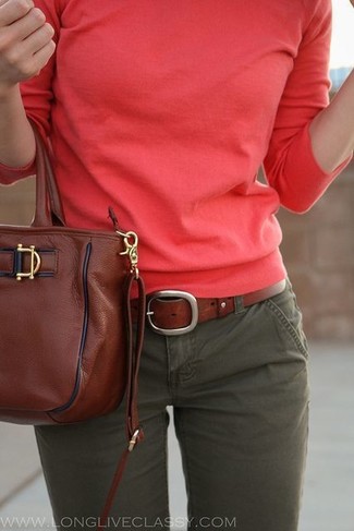 Comment porter un pantalon chino olive