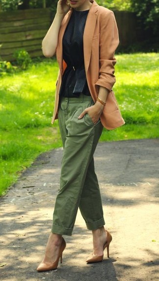 Comment porter un pantalon chino olive