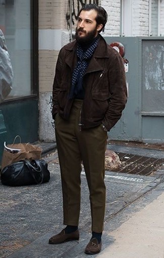 Des slippers à porter avec un pantalon chino olive