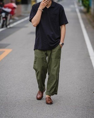 Des slippers à porter avec un pantalon chino olive