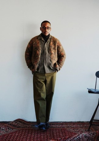 Des slippers à porter avec un pantalon chino olive