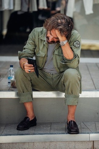 Des slippers à porter avec un pantalon chino olive